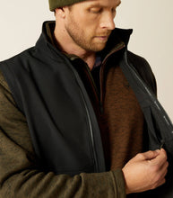 Load image into Gallery viewer, Ariat Men's Logo Softshell Vest - Black