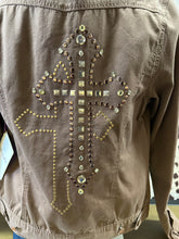 Load image into Gallery viewer, Wrangler ladies trucker Jacket - Embelished Brown