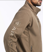 Load image into Gallery viewer, Ariat MEN&#39;s Logo 2.0 Softshell jacket - Morel / Camo