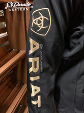 Load image into Gallery viewer, Ariat MEN&#39;S Logo 2.0 Softshell Jacket - BLACK / GOLD