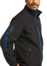 Load image into Gallery viewer, Ariat Men&#39;s Logo 2.0 Softshell Jacket - Black / Cobalt
