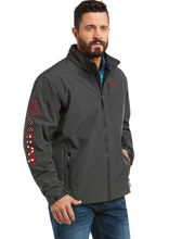 Load image into Gallery viewer, Ariat Men&#39;s Logo 2.0 Softshell Jacket - Charcoal / Americana