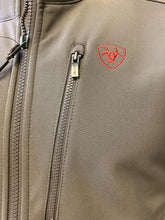 Load image into Gallery viewer, Ariat men’s logo 2.0 softshell jacket - banyan bark / serape